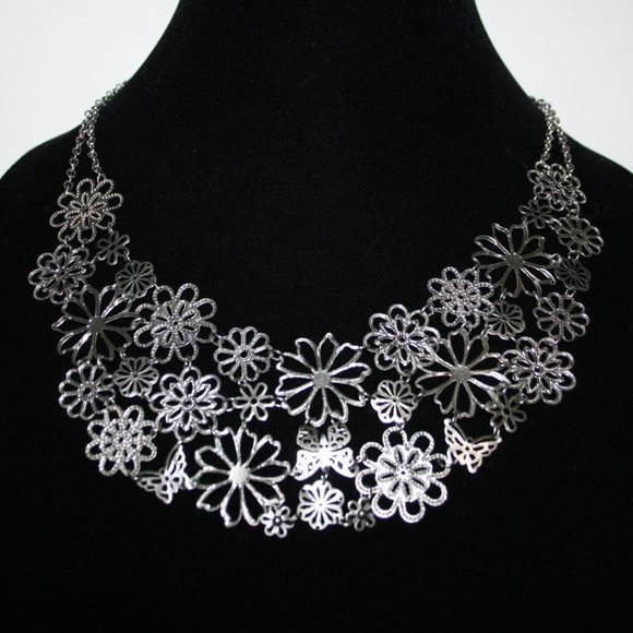 Stunning silver butterfly and flower necklace 18"
